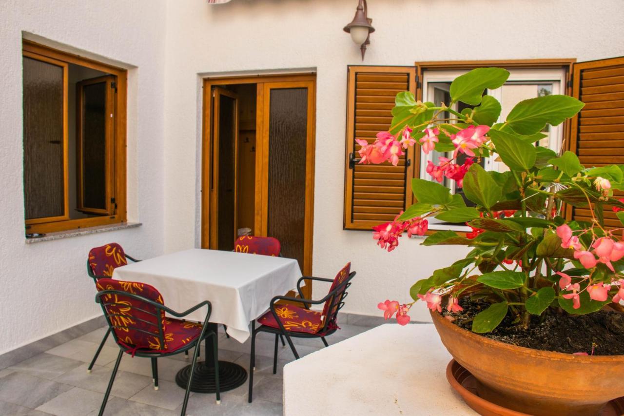 Apartments White & Green In Malinska Εξωτερικό φωτογραφία